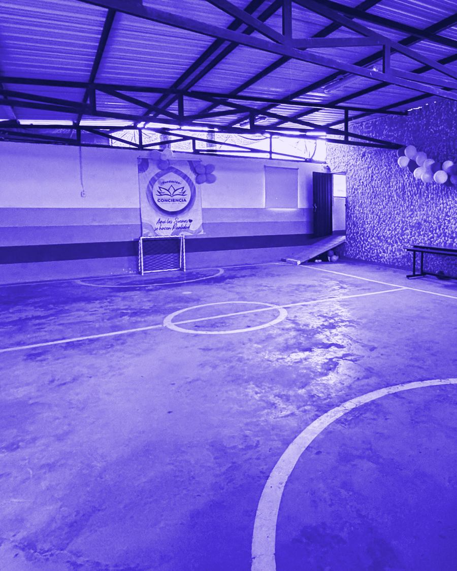 El salón multipropósito de la Fundación Conciencia hoy: una cancha de microfútbol de cemento bajo un techo de lámina.